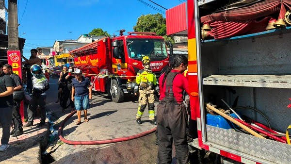 IMG_4979 Incêndio de grandes proporções destrói borracharia na zona Centro-Sul de Manaus