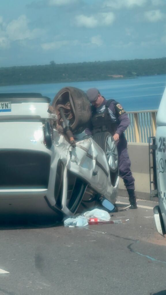 acidente_ponte_rio_negro_d24am-4-576x1024-1 Carro capota após acidente e causa lentidão na Ponte Rio Negro, em Manaus; VÍDEO