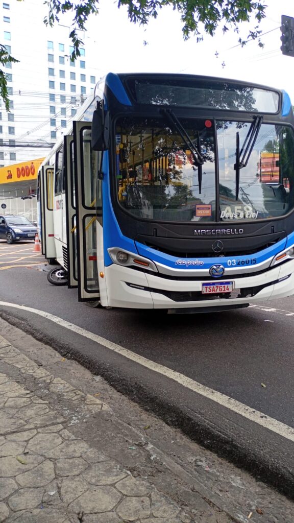 4382af38-6623-457d-9879-b2f0e9c5dfee-576x1024 Motociclista para debaixo de ônibus após acidente em cruzamento de Manaus 