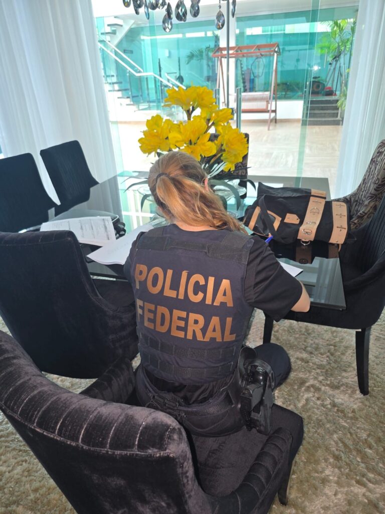46e1b08f-e47f-43f9-a8bc-bac29c97523e-768x1024 Polícia realiza operação contra rede de apoio logístico ao garimpo ilegal no Amazonas