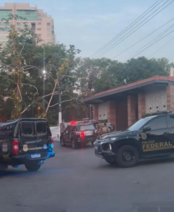IMG_7151 Polícia apreende R$ 100 mil, placas de viaturas e material de campanha na casa de ex-secretário da SSP-AM